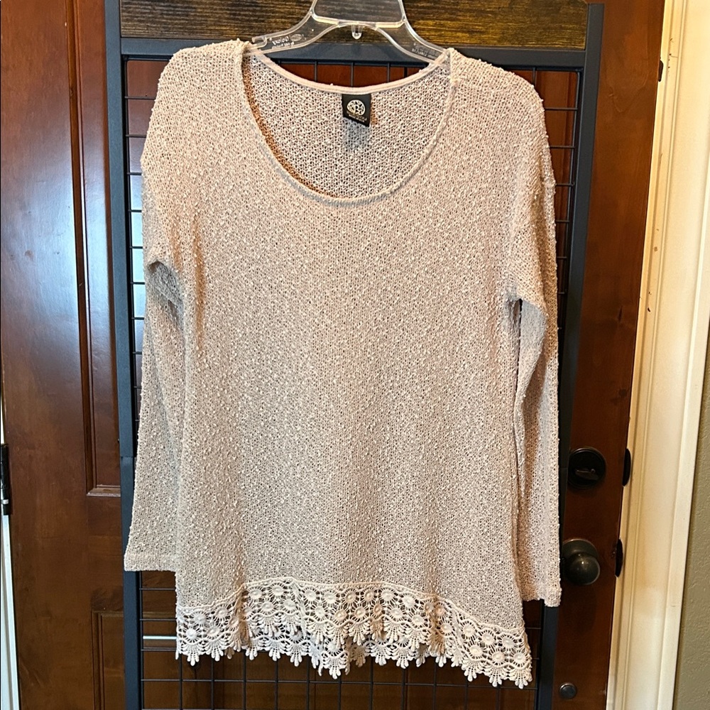 Bobeau Cream Textured Top with Lace Hem Size M sku#145